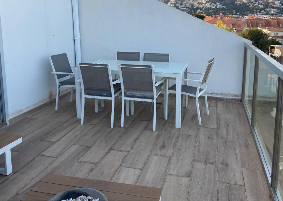 Seafront With Terrace And Views In Apartment *